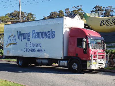 Wyong Removals & Storage truck parked in front of the Big Banana at Coffs Harbour